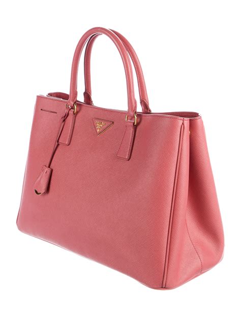 prada saffiano lux tote prezzo|prada saffiano shoulder bag review.